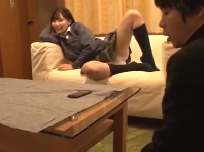 母親がいるのにパンチラ全開で誘惑してくるJK→鞄に忍ばせていたAVの通りに同級生を抜いてあげる痴女