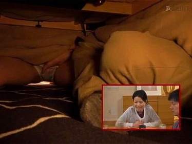 母親と呼ぶにはあまりにも若い女のカラダに欲情し勃起…相手も気持ちは同じでこっそりコタツの中でいちゃいちゃセックス