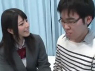 素人童貞クンに制服姿でご奉仕し中出しさせてあげる上原亜衣