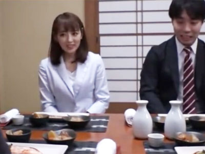 真面目な美人OLが会社の同僚にパコられてあっけなく本気イキ披露
